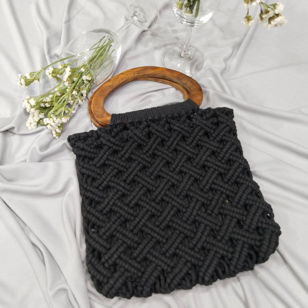 Black-Macrame-hand-bag-Knotted